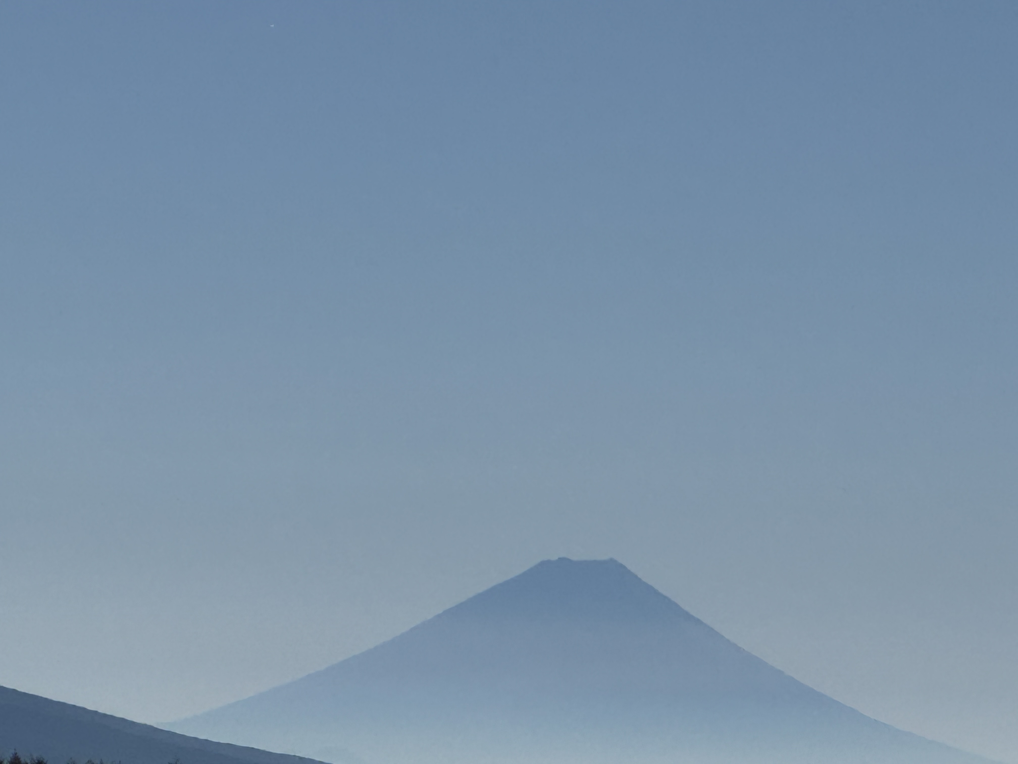 Der Fuji ohne Schneekappe, im klaren Herbstlicht.