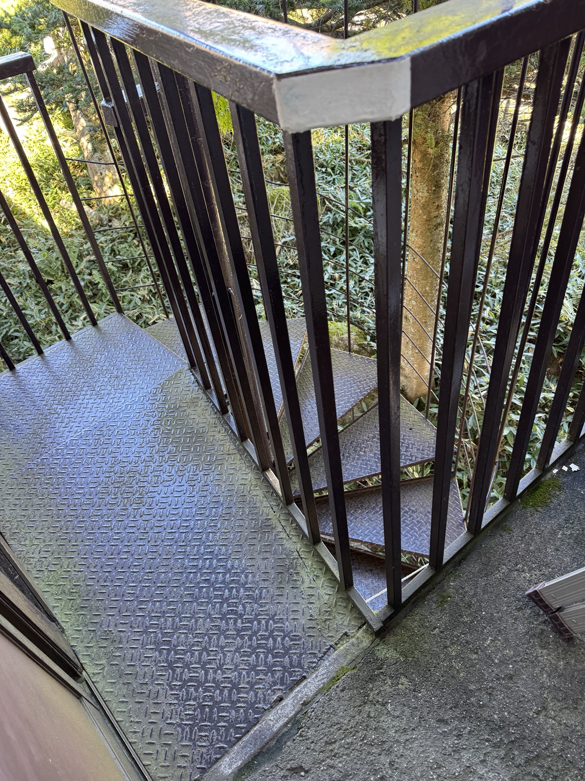 Der Weg zur Toilette führte über eine eiserne Treppe nach unten.