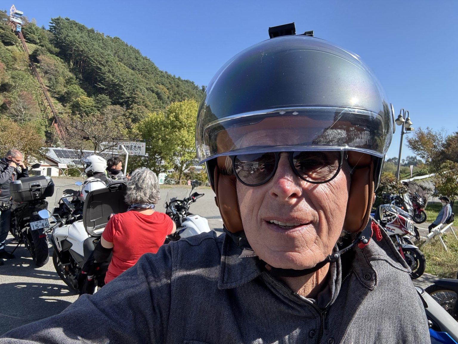 Mit Helm und Sonnenbrille unterwegs.