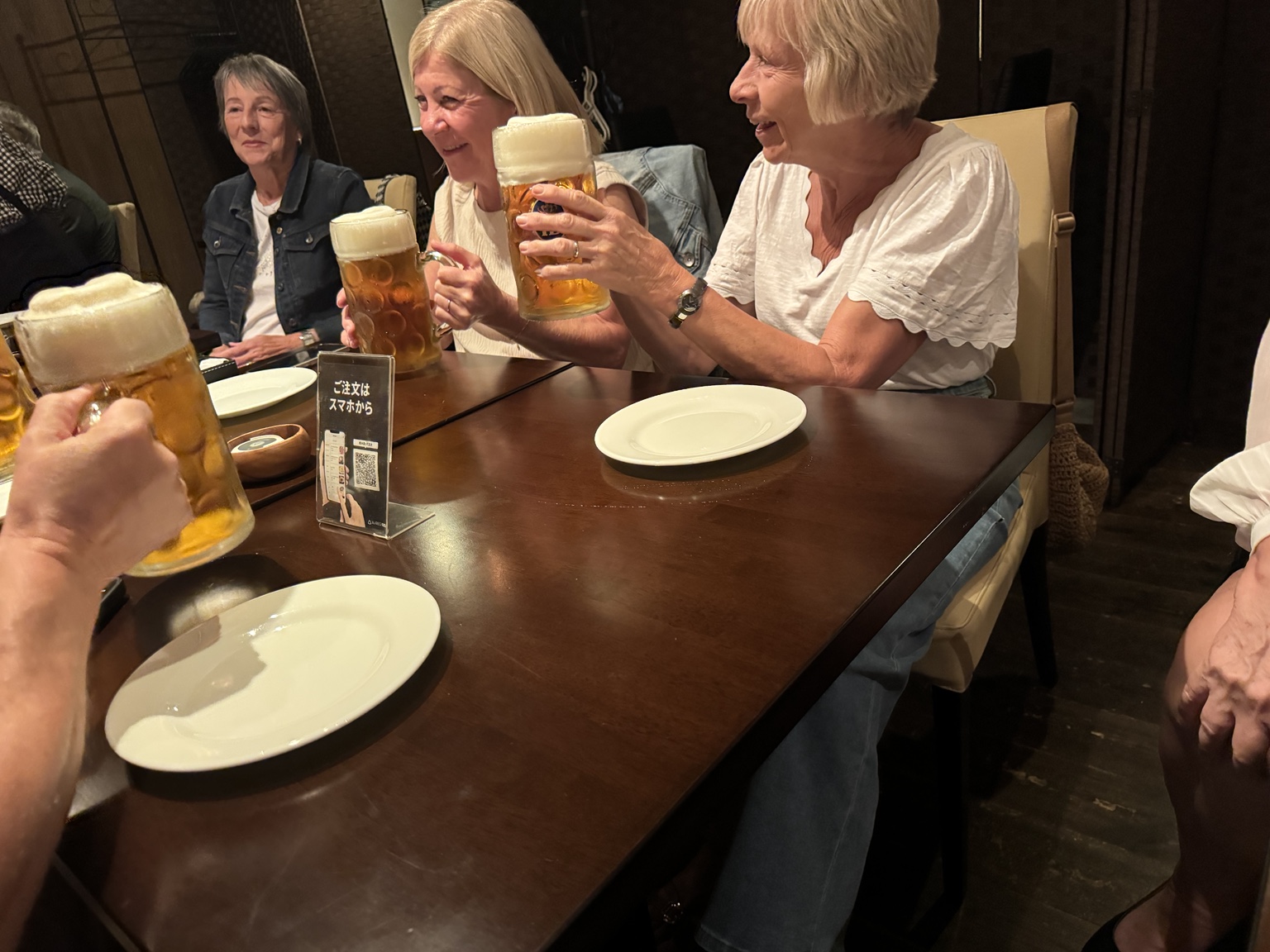Ein gemeinsames Anstoßen unterwegs.