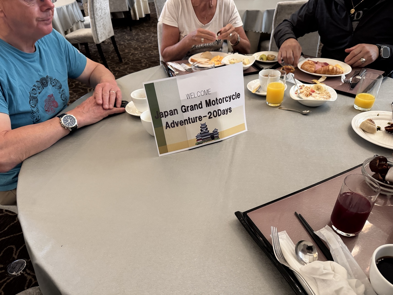 Am Frühstückstisch unserer Reisegruppe.