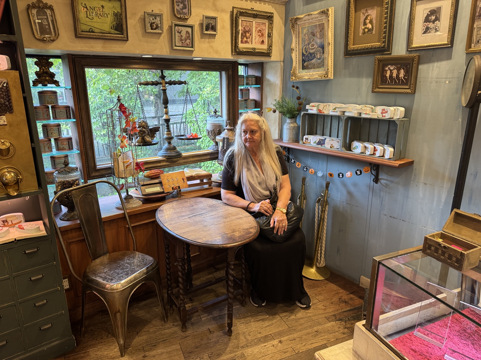 Anneliese in the little shop with angel motifs