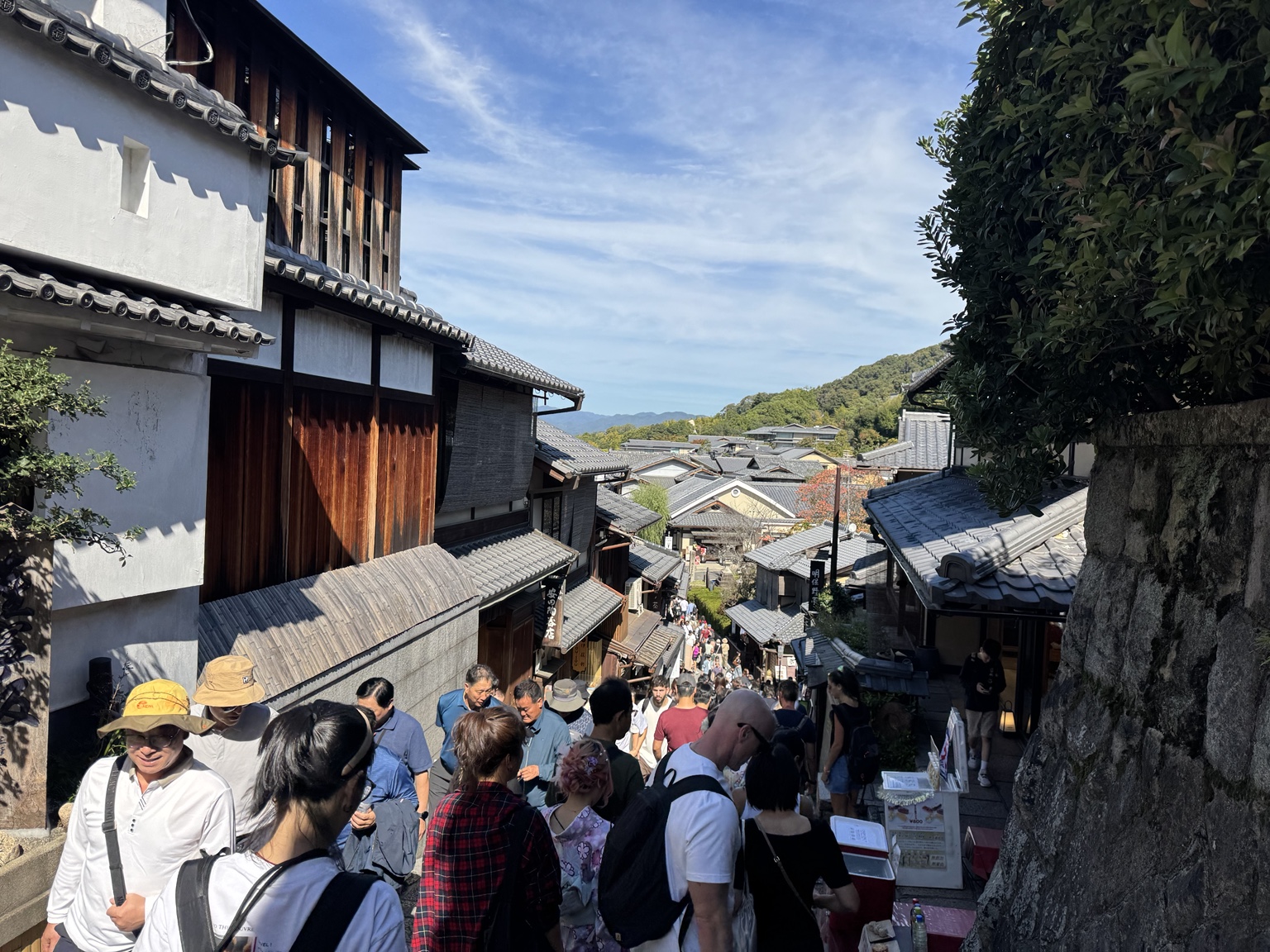 Stone steps, old wooden houses and plenty of visitors in Higashiyama.