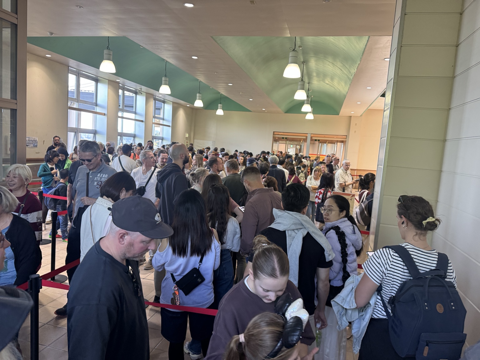 Large queue in Hakone