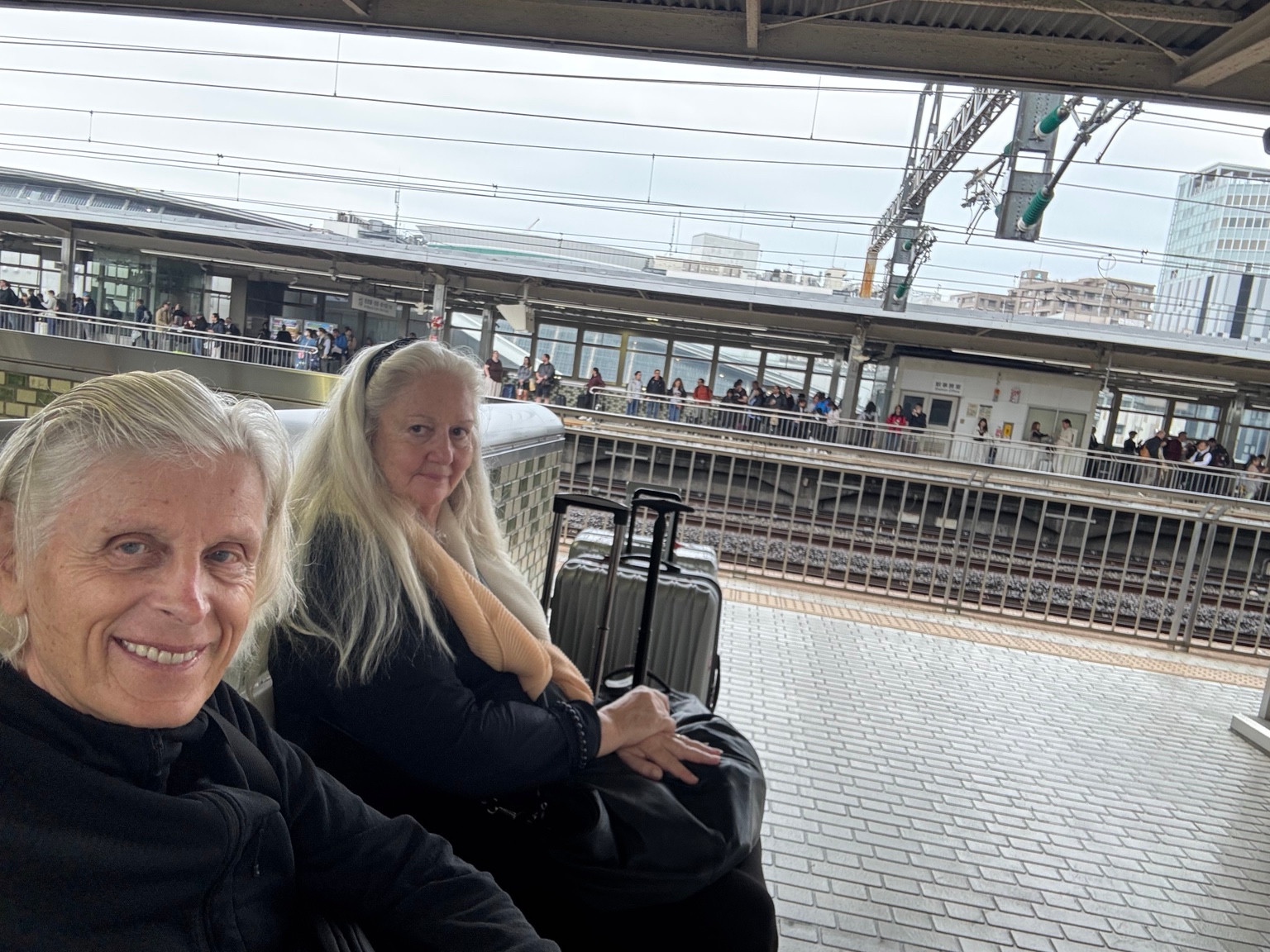 Anneliese und ich am Bahnsteig.