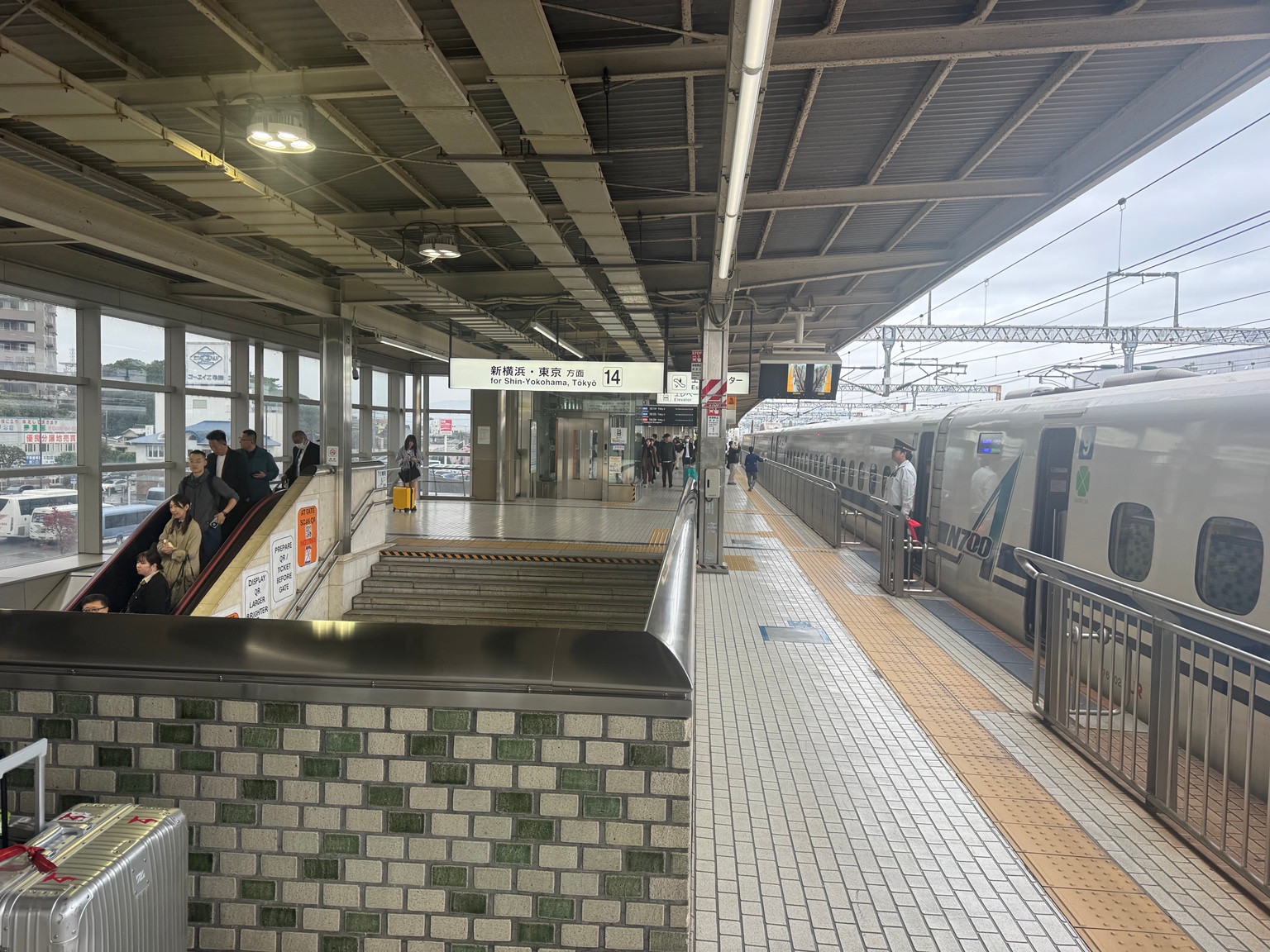 Der Shinkansen am Bahnsteig.