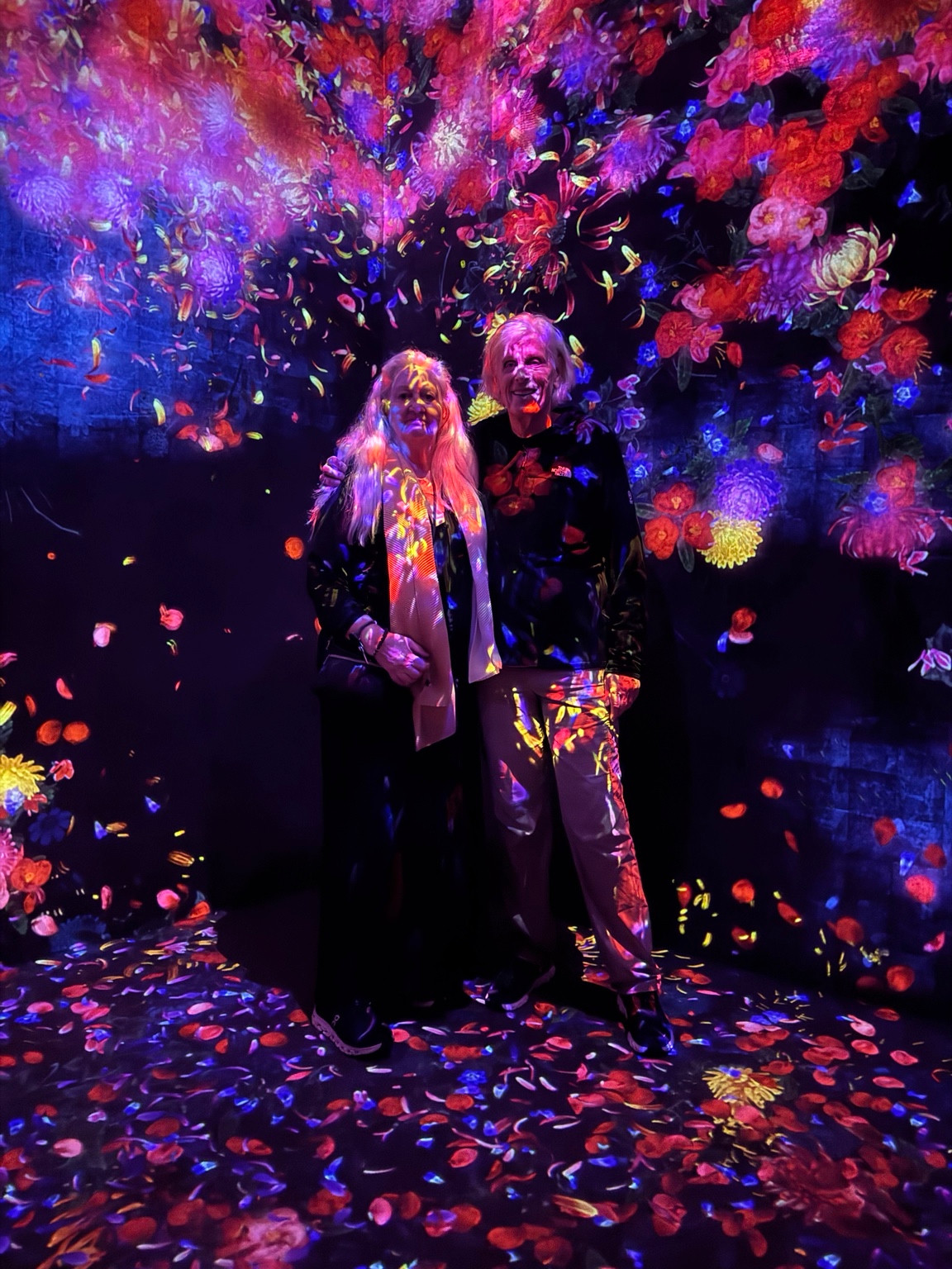 Anneliese in der farbigen Lichtinstallation.