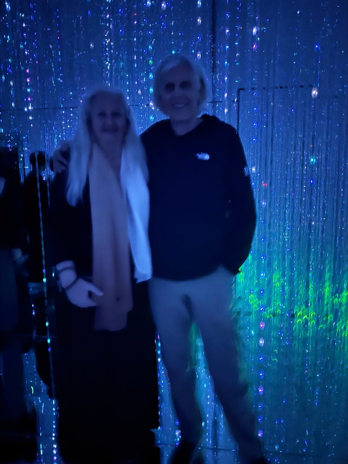 Ein gemeinsames Foto im blauen Licht.
