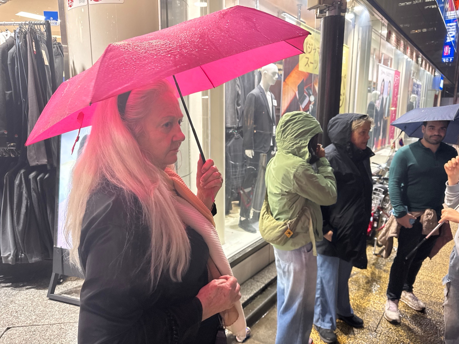 Am Treffpunkt der Foodtour: Anneliese mit pinkem Schirm.