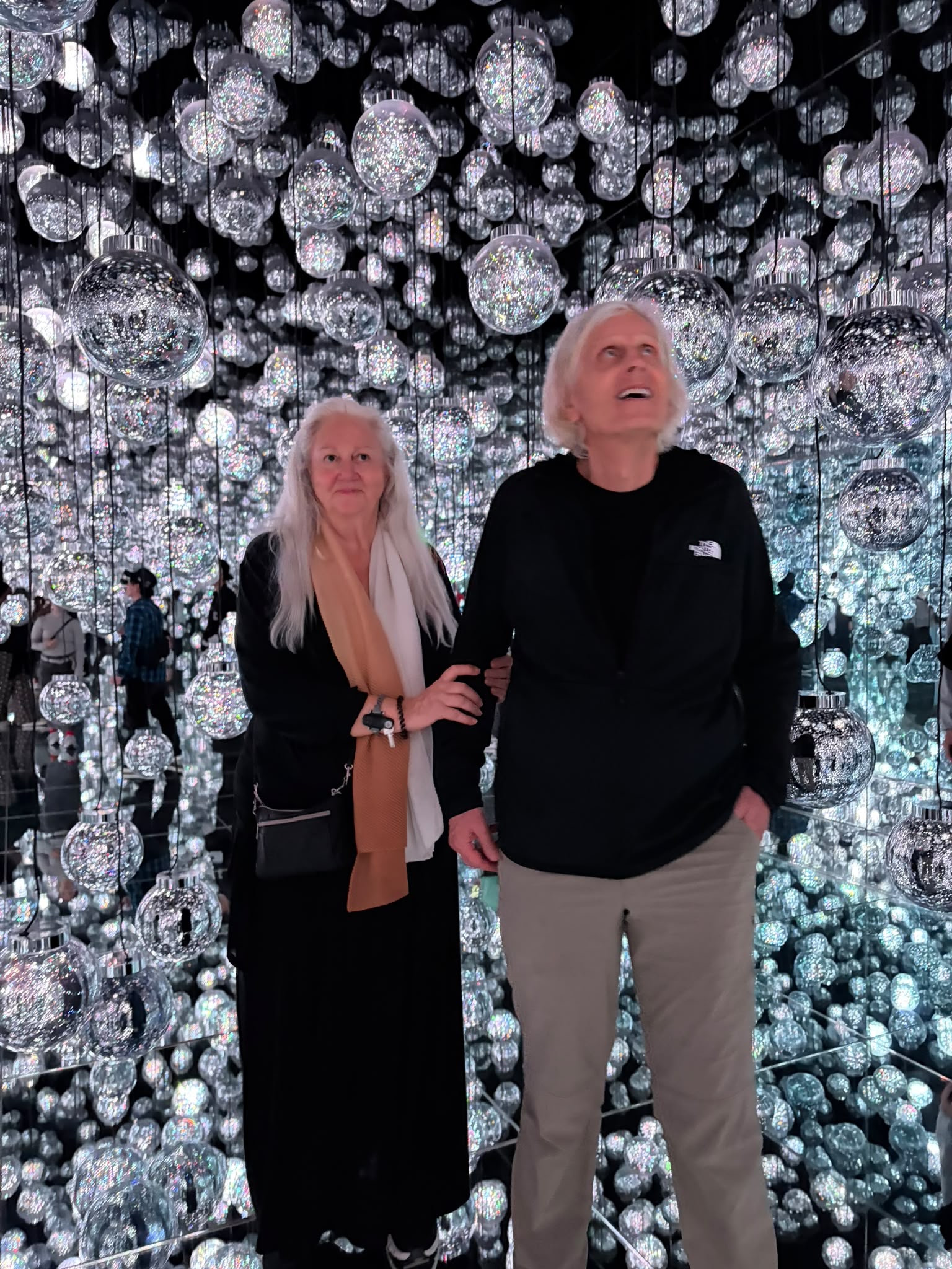 Anneliese und ich zwischen silbernen Lichtformen.