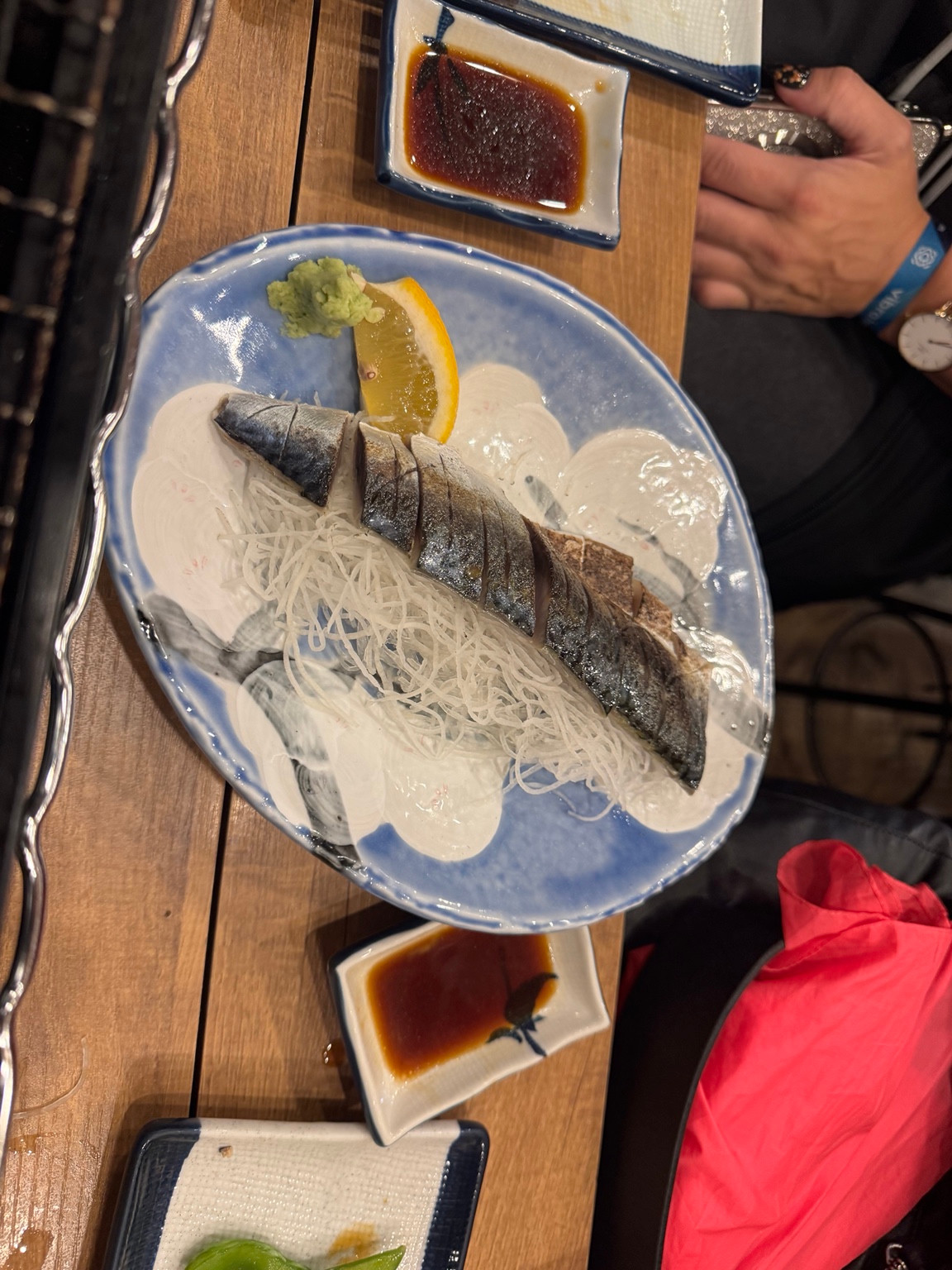 Fischscheiben mit Beilagen auf dem Teller.