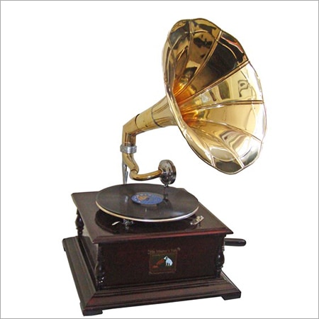 Piringan Hitam diputar dengan Gramophone