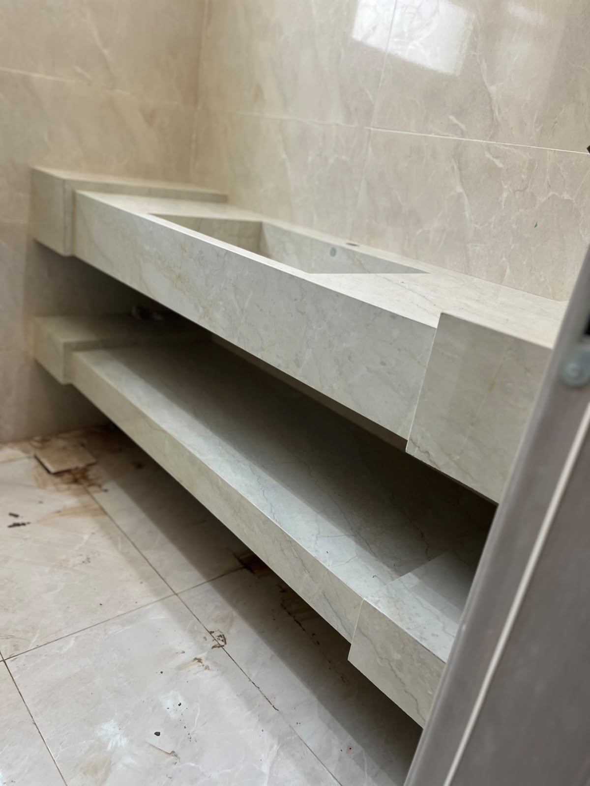 حوض بمساحه مختلفه 180*50بالرف
