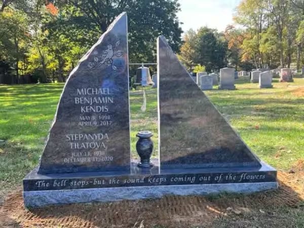 double granite monuments - Kendis