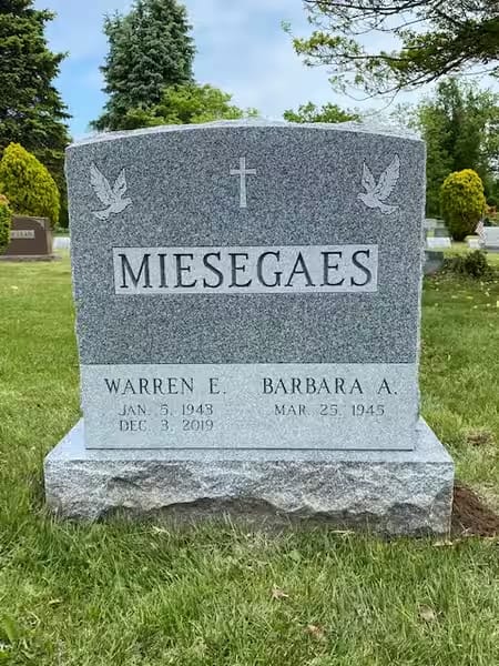 double granite monuments - Miesegaes