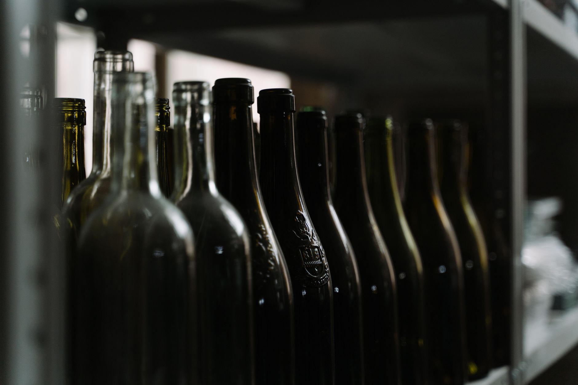 How does temperature influence the conservation and flavour of wine?