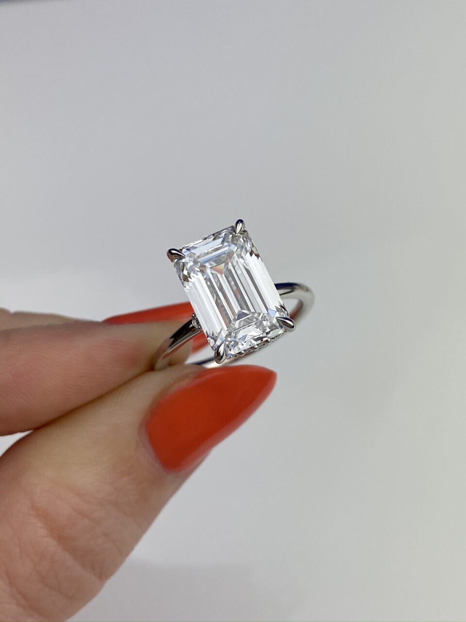 What is the average carat size of a moissanite engagement ring?