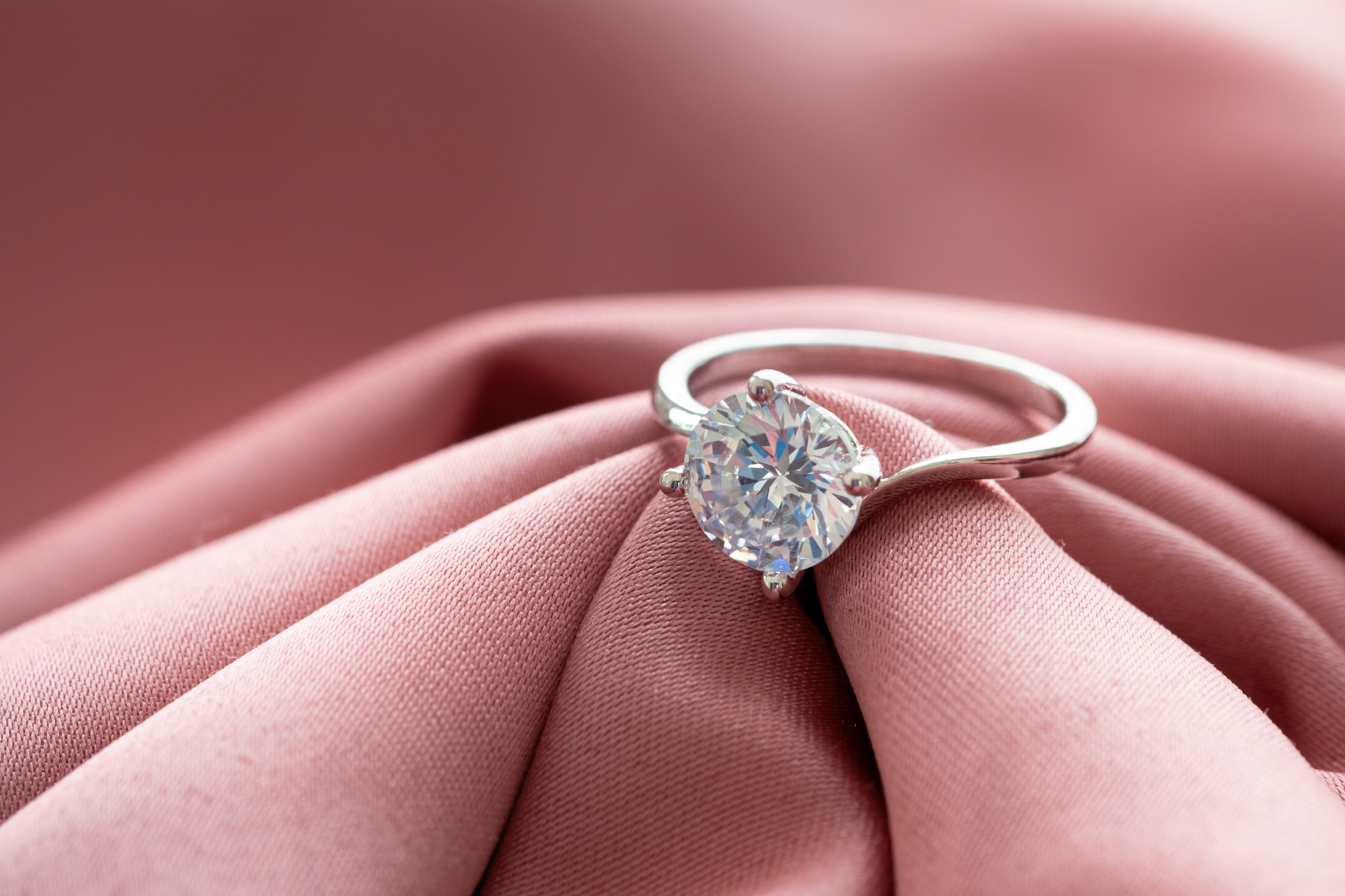 Planning the Perfect Proposal: Tips for Using Your Lab Grown Engagement Ring in London