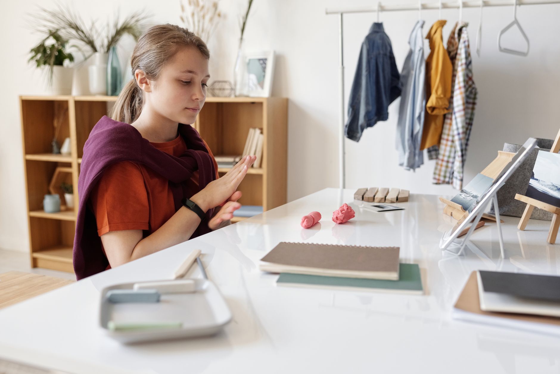 Object-Based Learning Boosts Deep Thinking