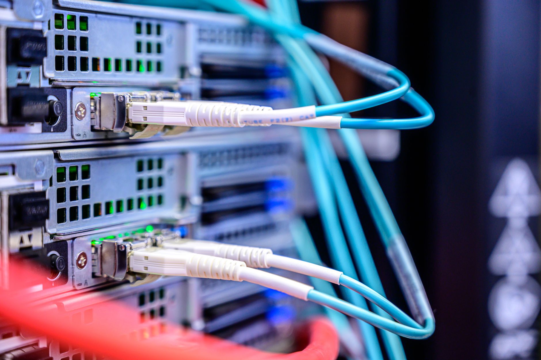 Why Thunderbolt 4 and 5 Cables Remain Expensive
