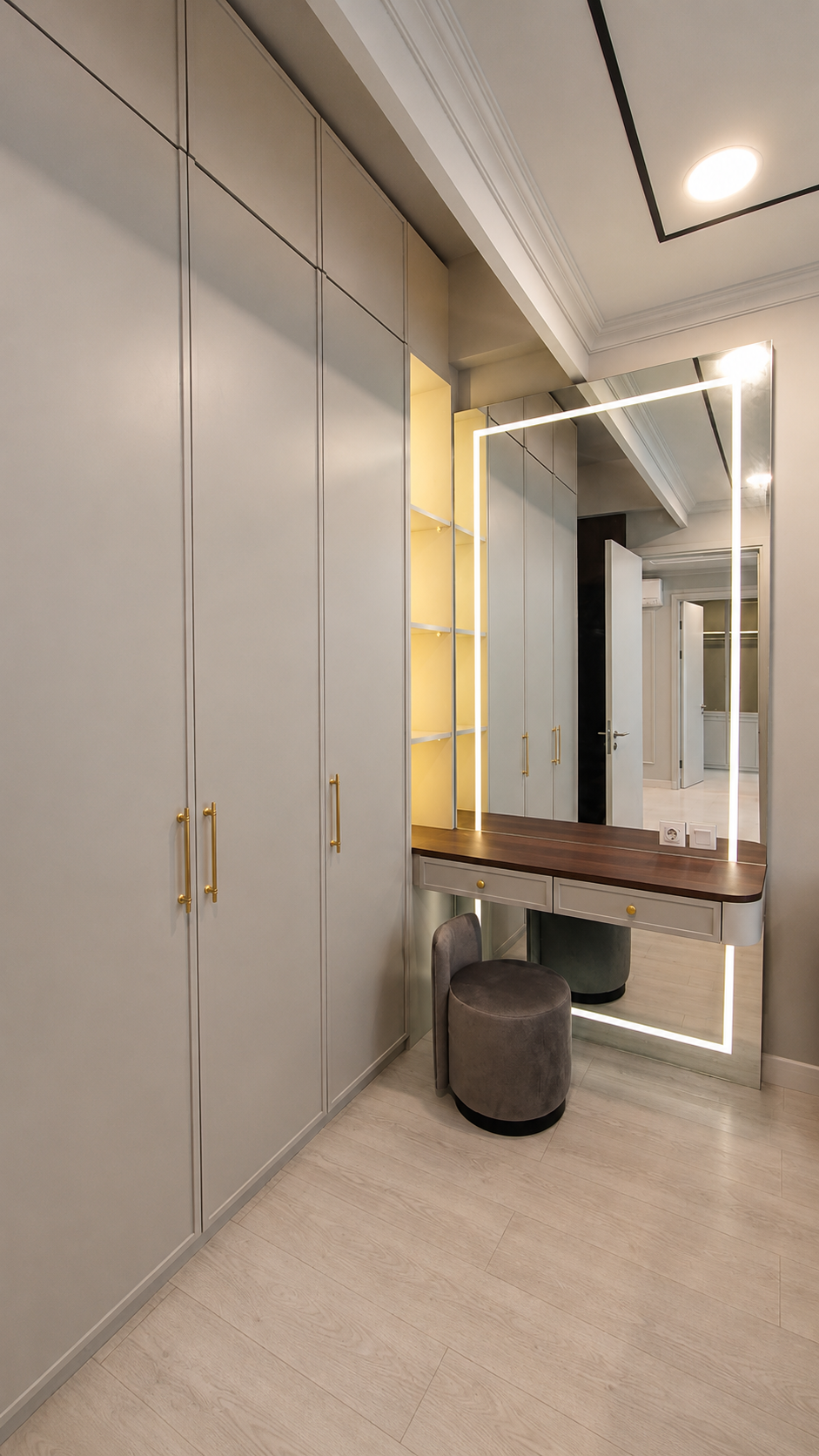 Wardrobe dengan LED strip tersembunyi