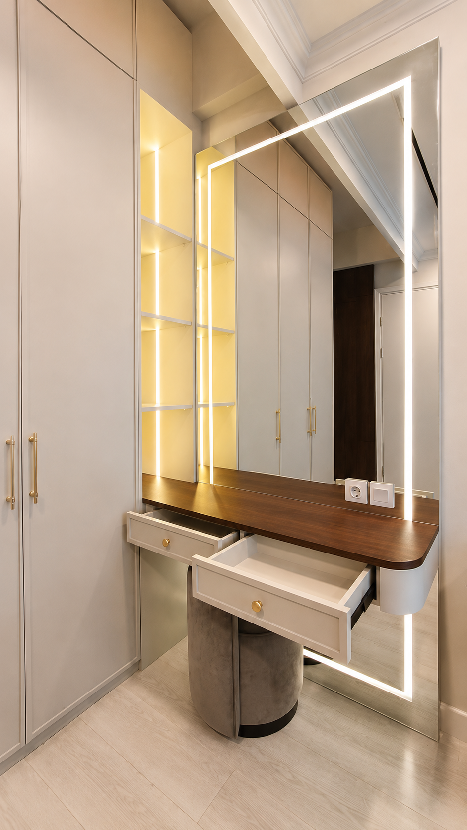 Master Bedroom dengan wall panel dan wardrobe LED strip
