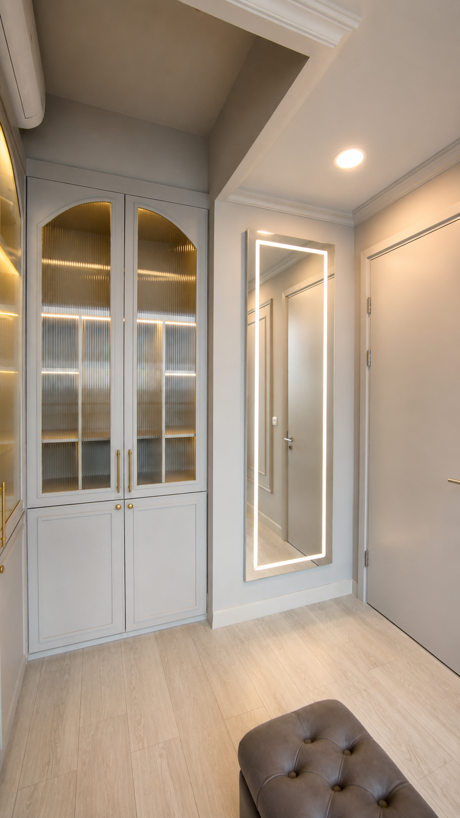 Detail kaca fluted pada wardrobe