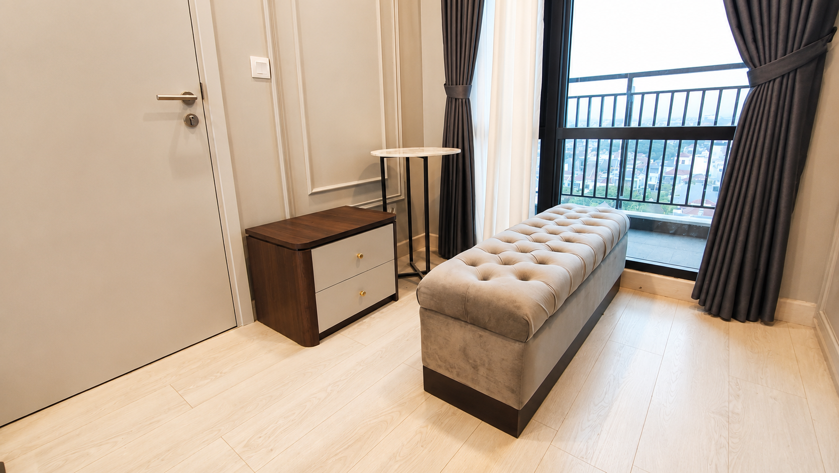 Walk-In Closet dengan wardrobe custom dan LED strip