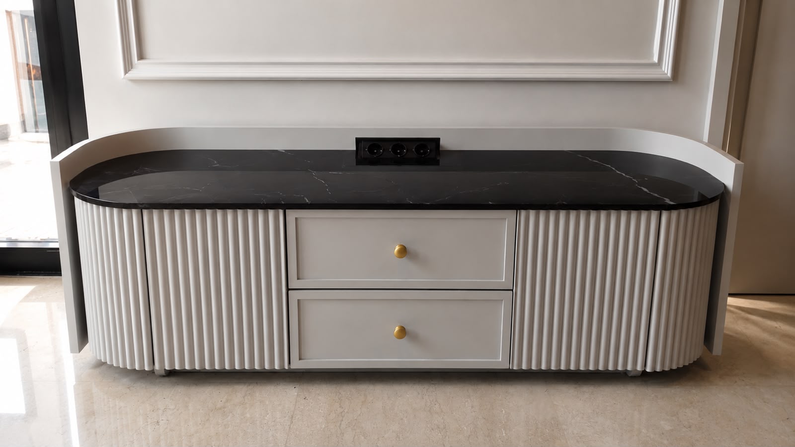 Detail credenza dengan top table Marquina Nero