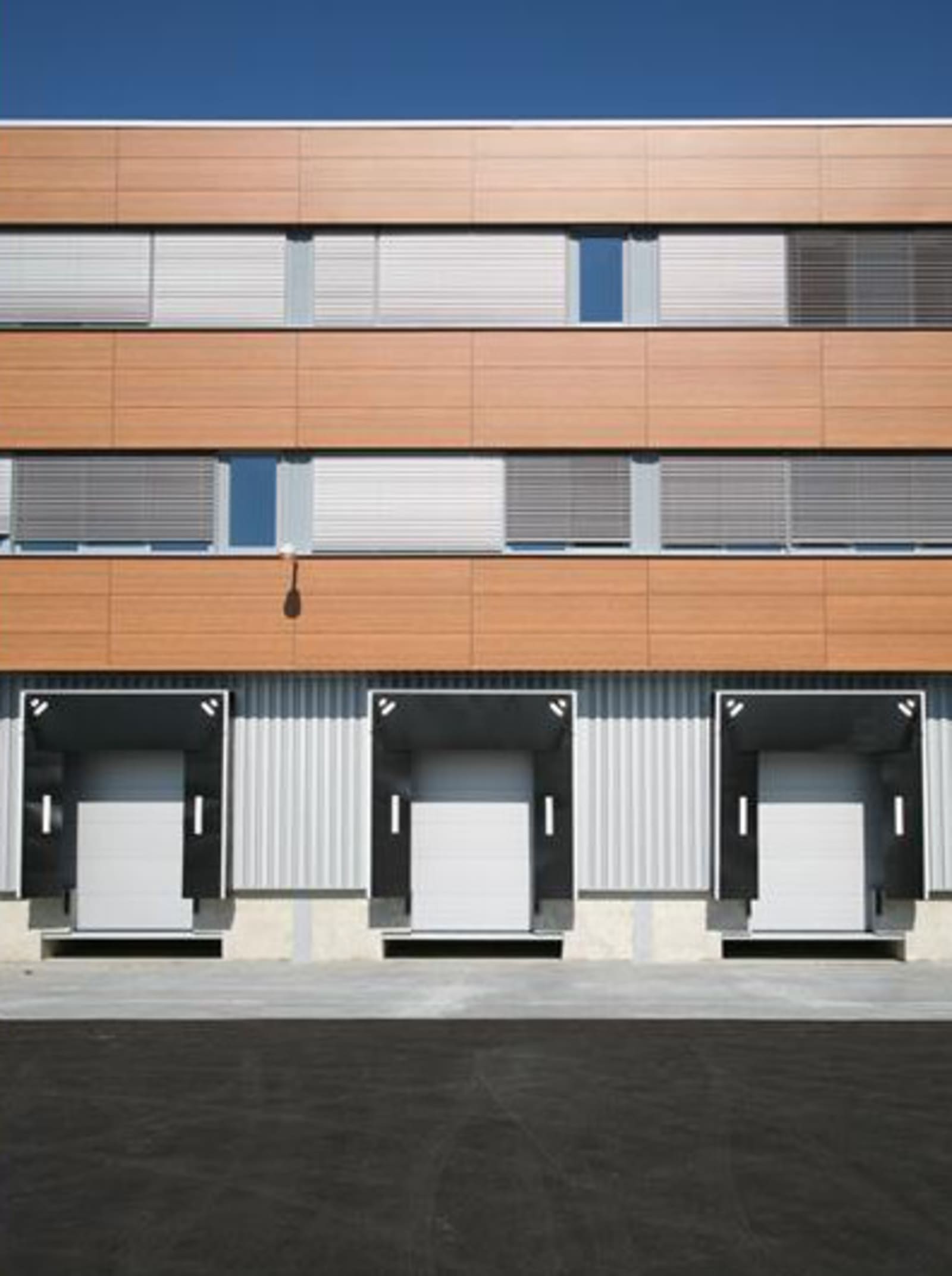 Obchodní, logistické a školicí centrum — fotografie 3