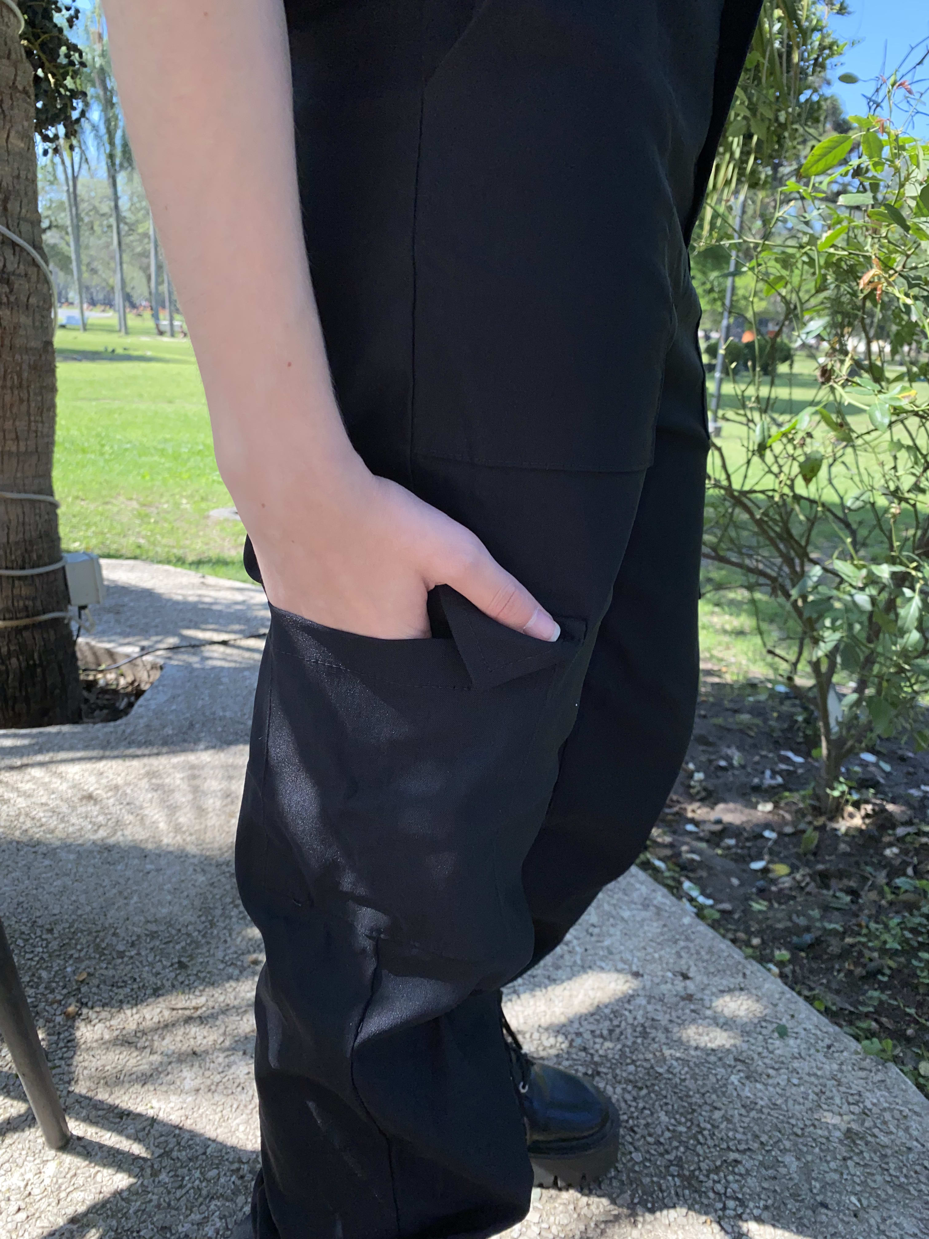 Pantalón cargo negro wide leg