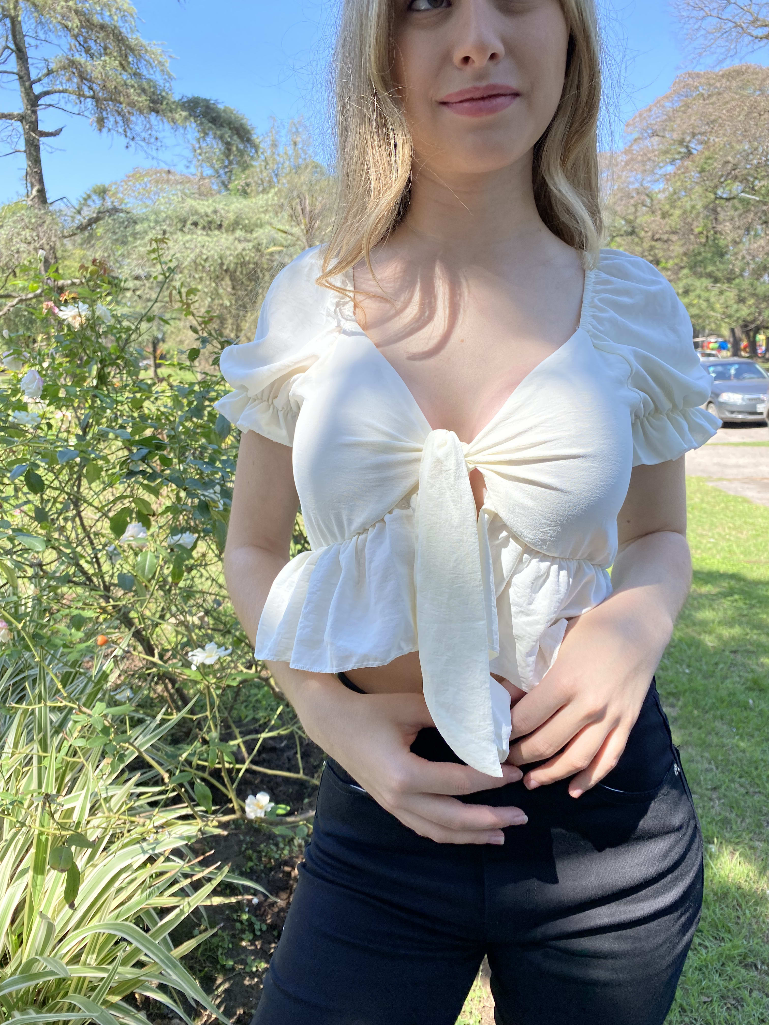 Top blanco satinado con nudo
