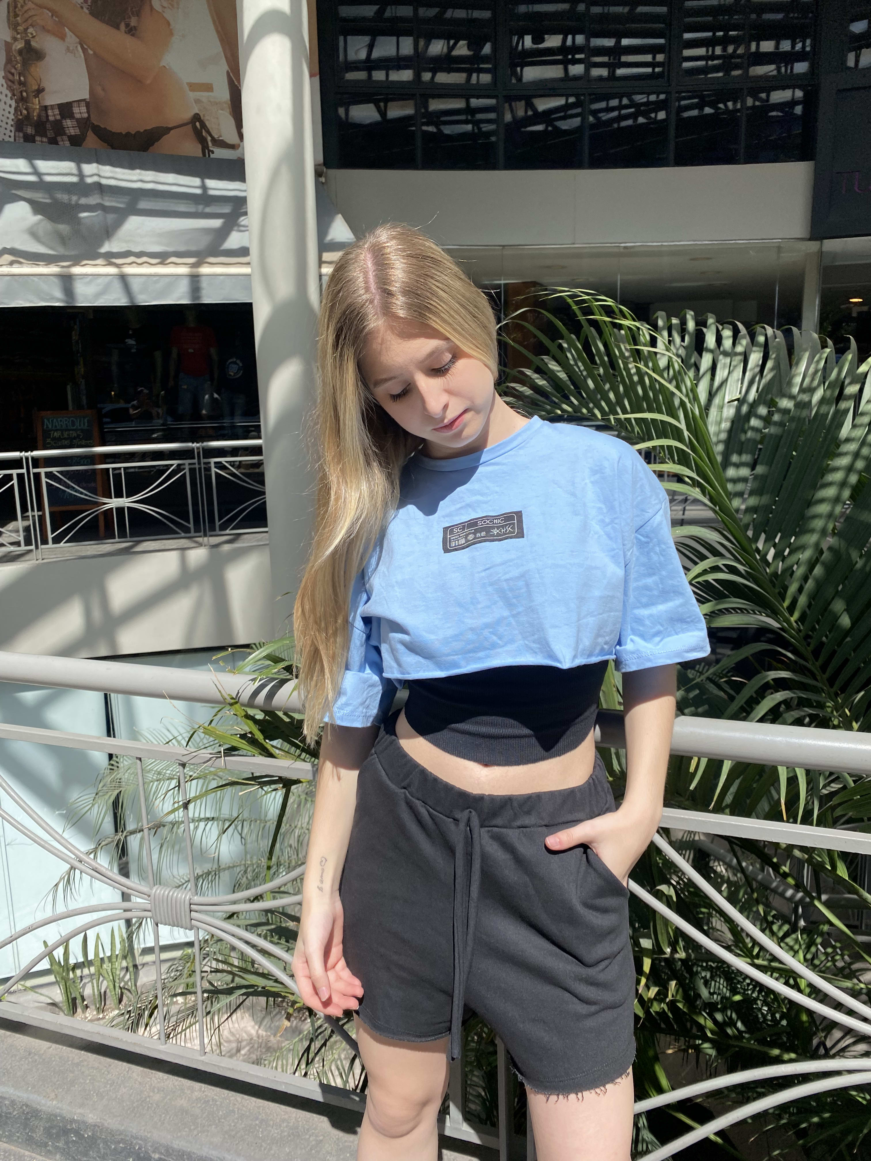 Remera oversize celeste crop