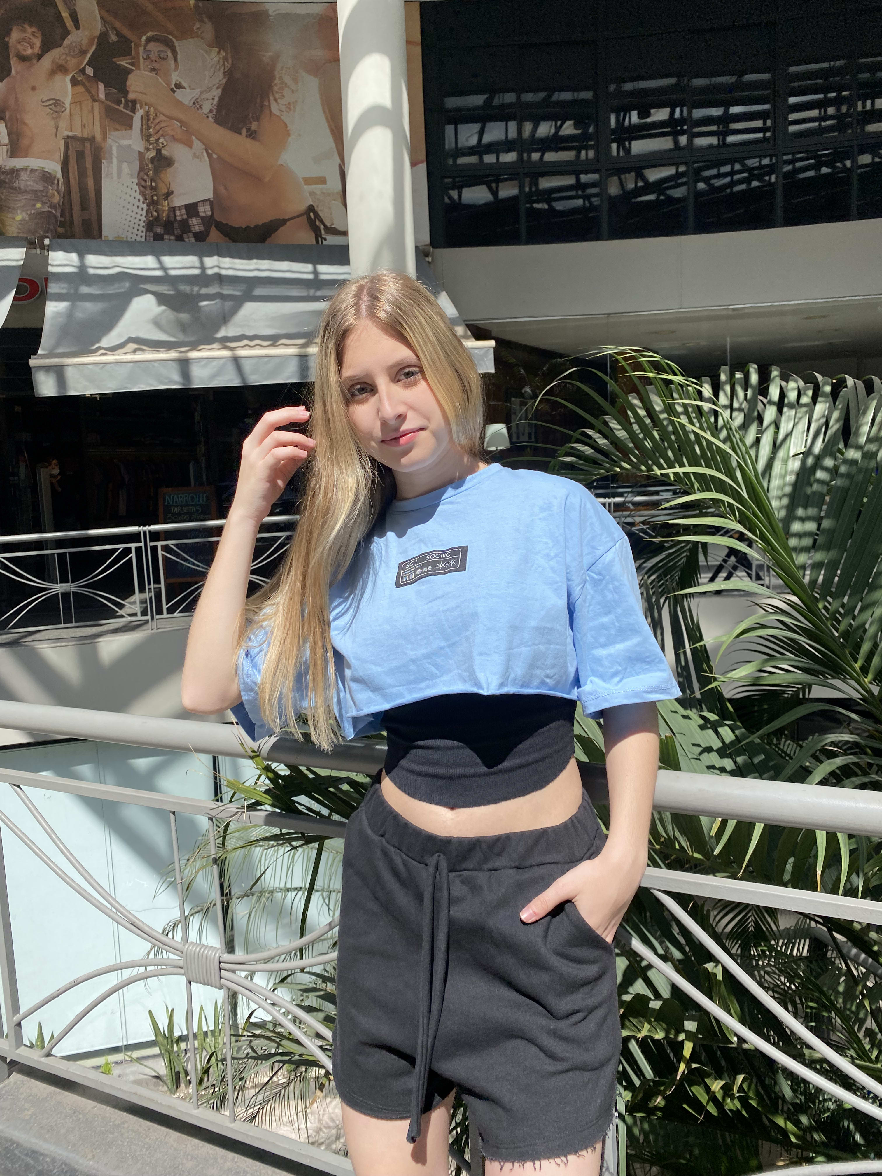 Remera oversize celeste crop