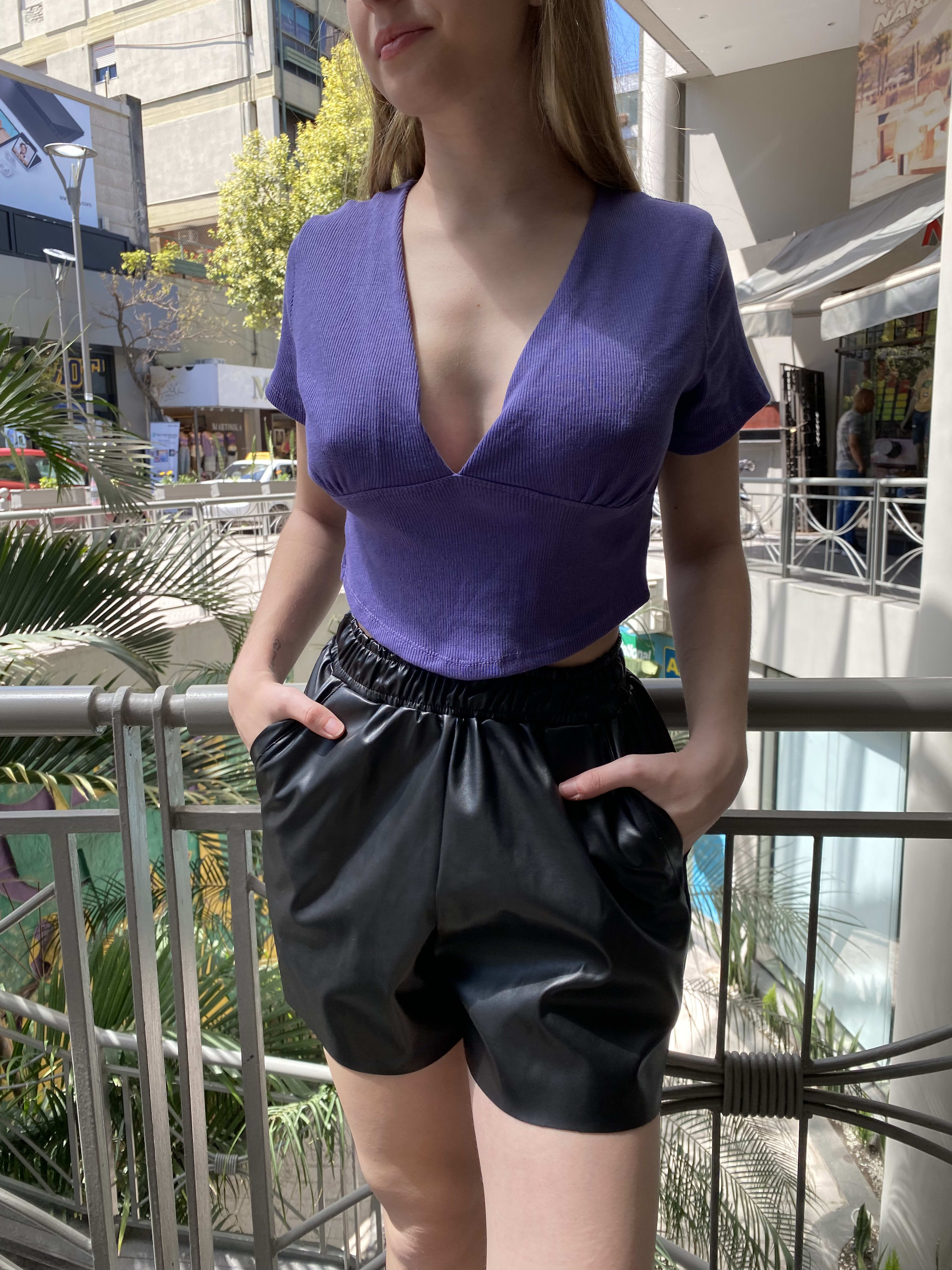 Top violeta satinado escote V