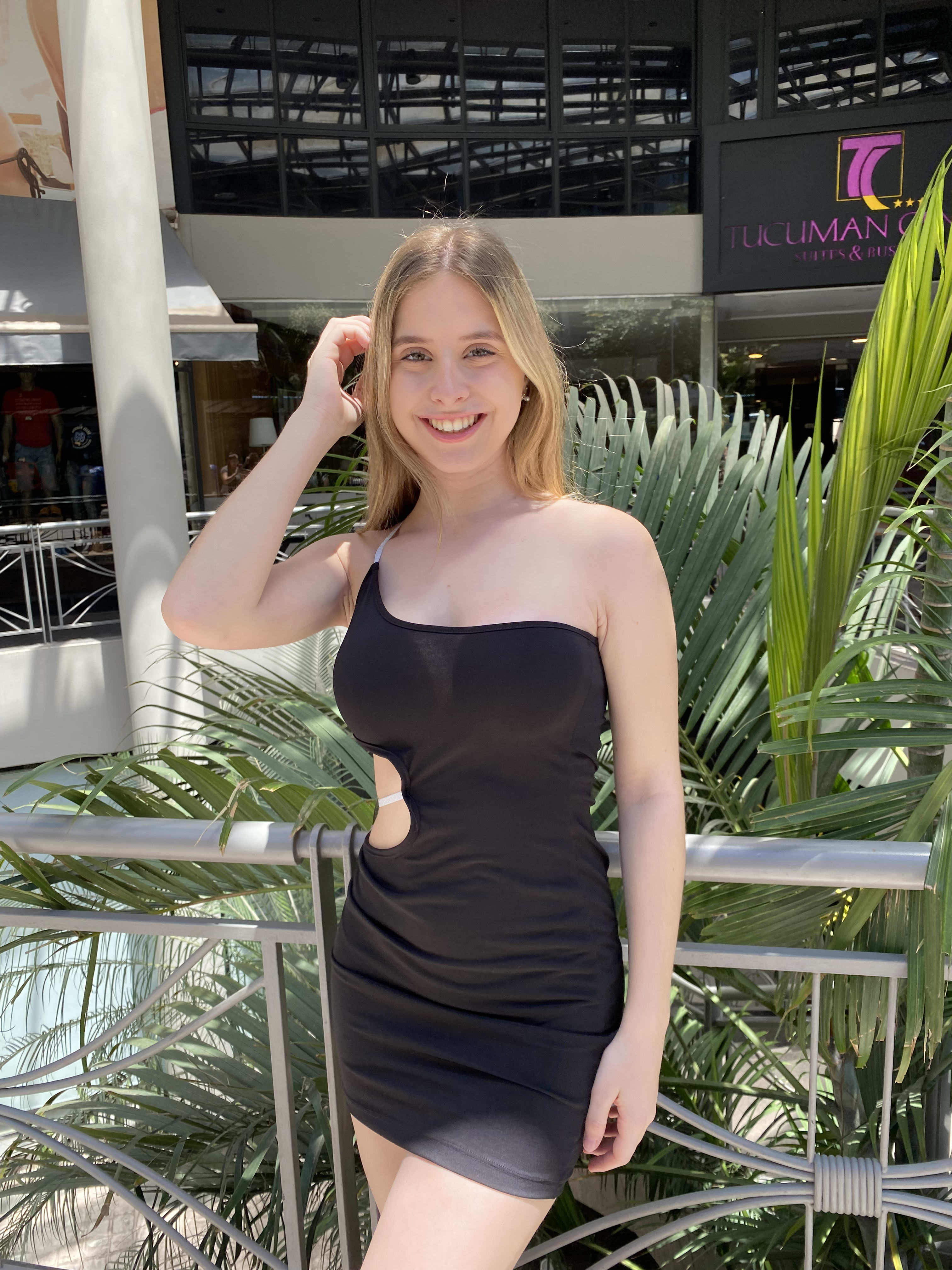 Vestido corto negro un hombro con cutout