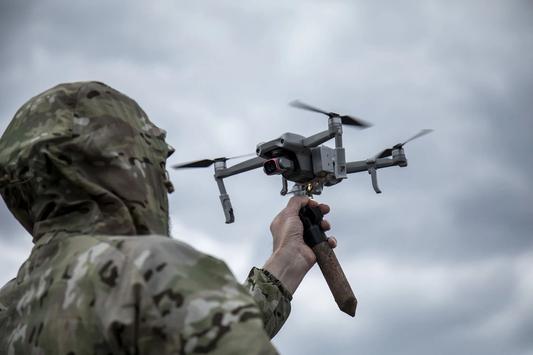 Soldadu Ukraina ida treina uza drone ne'ebé dezeña atu transporta eksplozivu ba operasaun militar