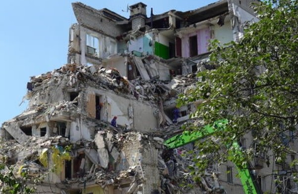 Edifísiu rezidensiál ida hetan estragus maka'as depois de atake aéreu iha Kyiv, Ukraina