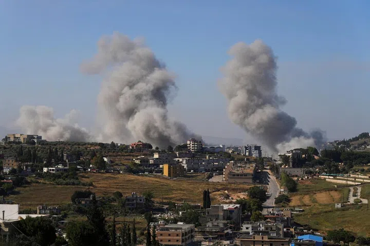 Ahi-suar ne'ebé sai makaas hosi súl Líbanu nian hafoin atake Israel nian iha loron 20 fulan-Juñu. FOTO: REUTERS