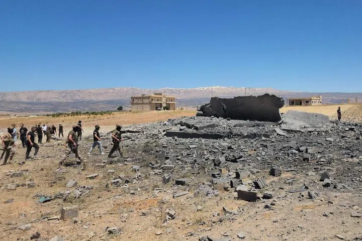 Fatin hosi atake israelita nian iha aldeia Al-Jamaliyah besik Baalbek, iha Líbanu, iha loron 19 fulan-Juñu. FOTO: AFP
