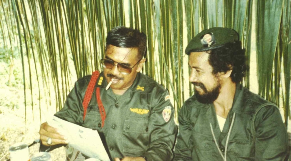 Enkontru dahuluk entre Kolonel Purwanto, Komandante Militar Indonézia iha Timor Timur, no Komandante FALINTIL, Kay Rala Xanana Gusmão, iha loron 20 Marsu 1983. [Fonte: Timor Archives].