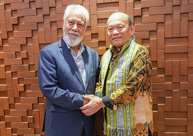 Primeiru-Ministru Timor-Leste, Kay Rala Xanana Gusmão (karuk), hasoru malu ho ex-ofisiál Kopassus no Major Jeneral TNI (Reformadu), Mahidin Simbolon.