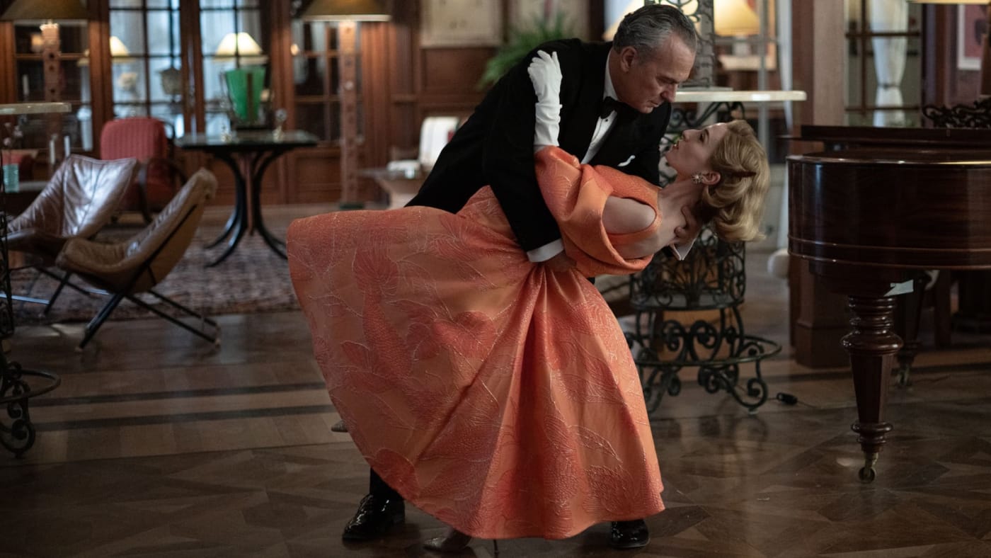 Uma dança num salão do hotel, vestido cor-de-rosa, em El problema final
