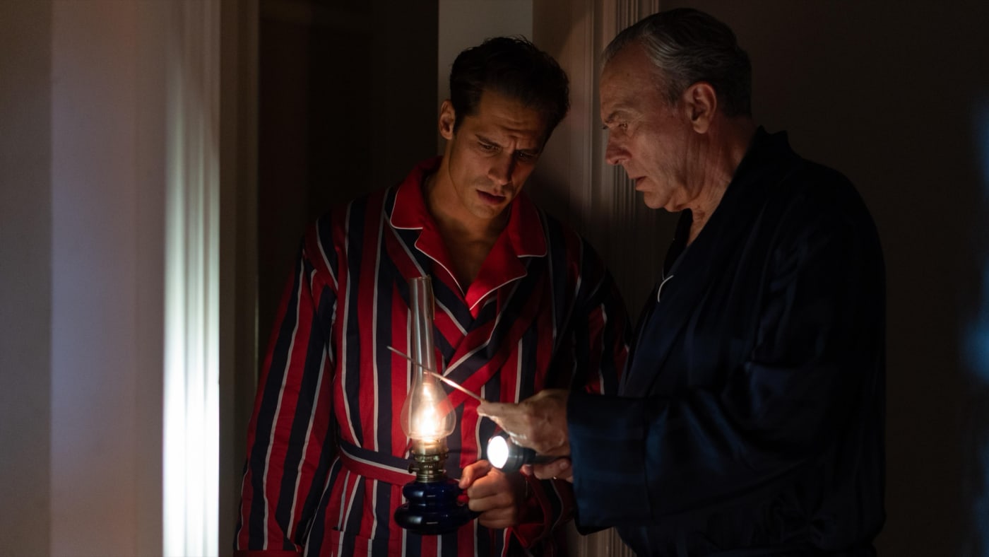 José Coronado e Martiño Rivas à luz de uma vela, em El problema final