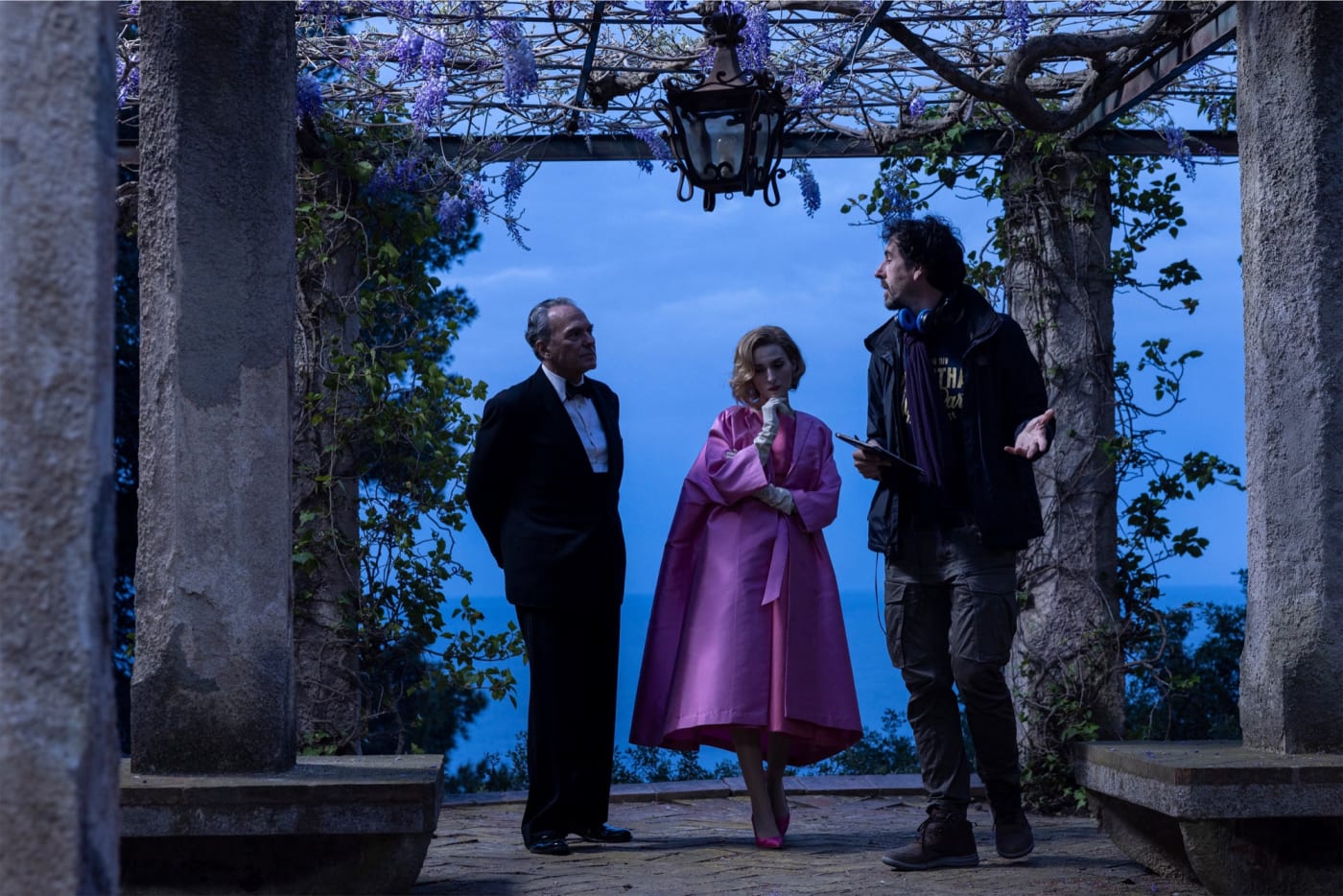 O realizador Félix Viscarret dirige José Coronado e María Valverde sob uma pérgula, filmagens de El problema final