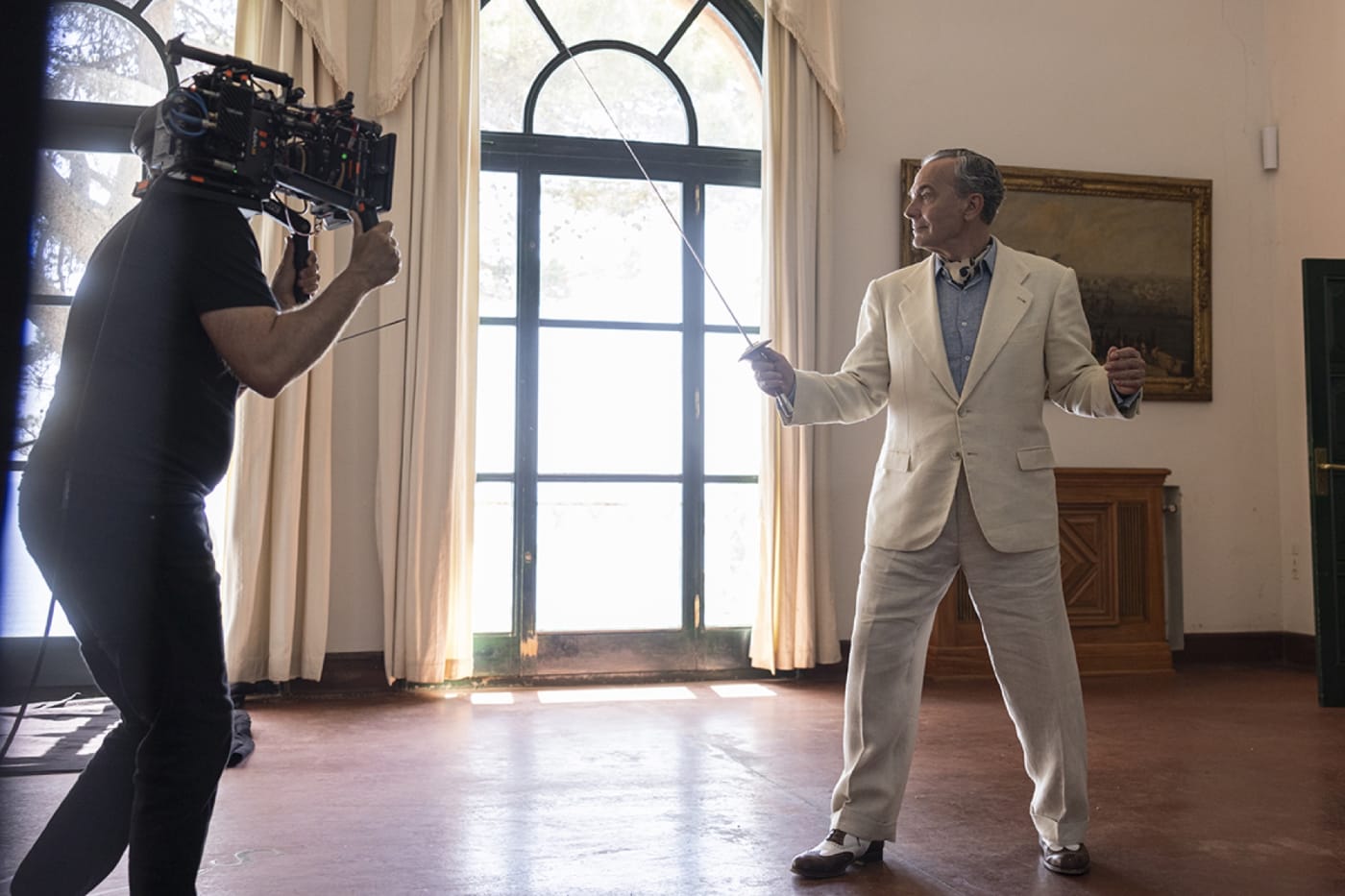 José Coronado diante da câmara num salão, filmagens de El problema final