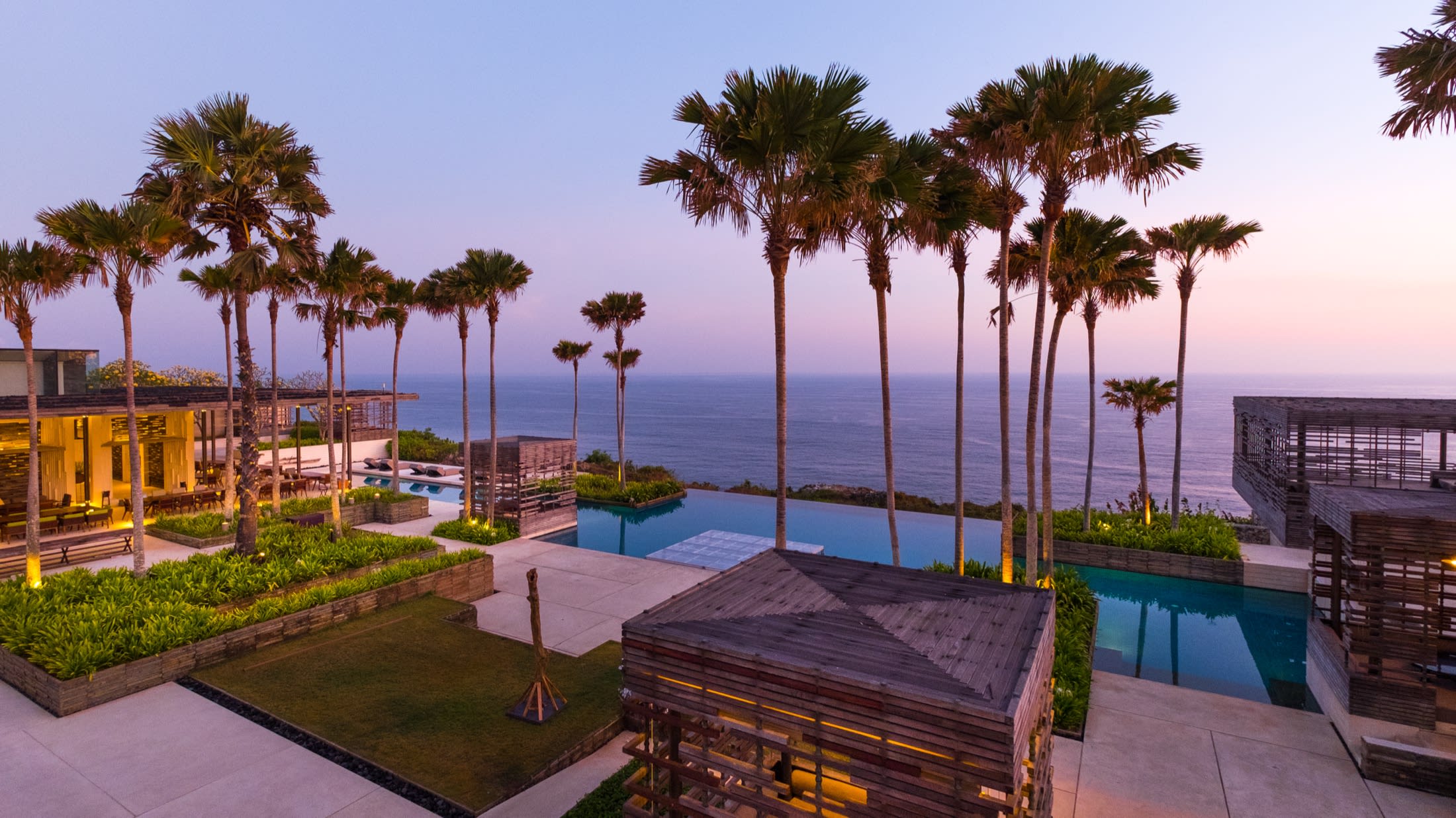La piscine à débordement de l'Alila Villas Uluwatu, perchée au-dessus de l'océan Indien, à Bali. (Photo a.canvas.of.light from Melbourne, Austra, CC BY 2.0)
