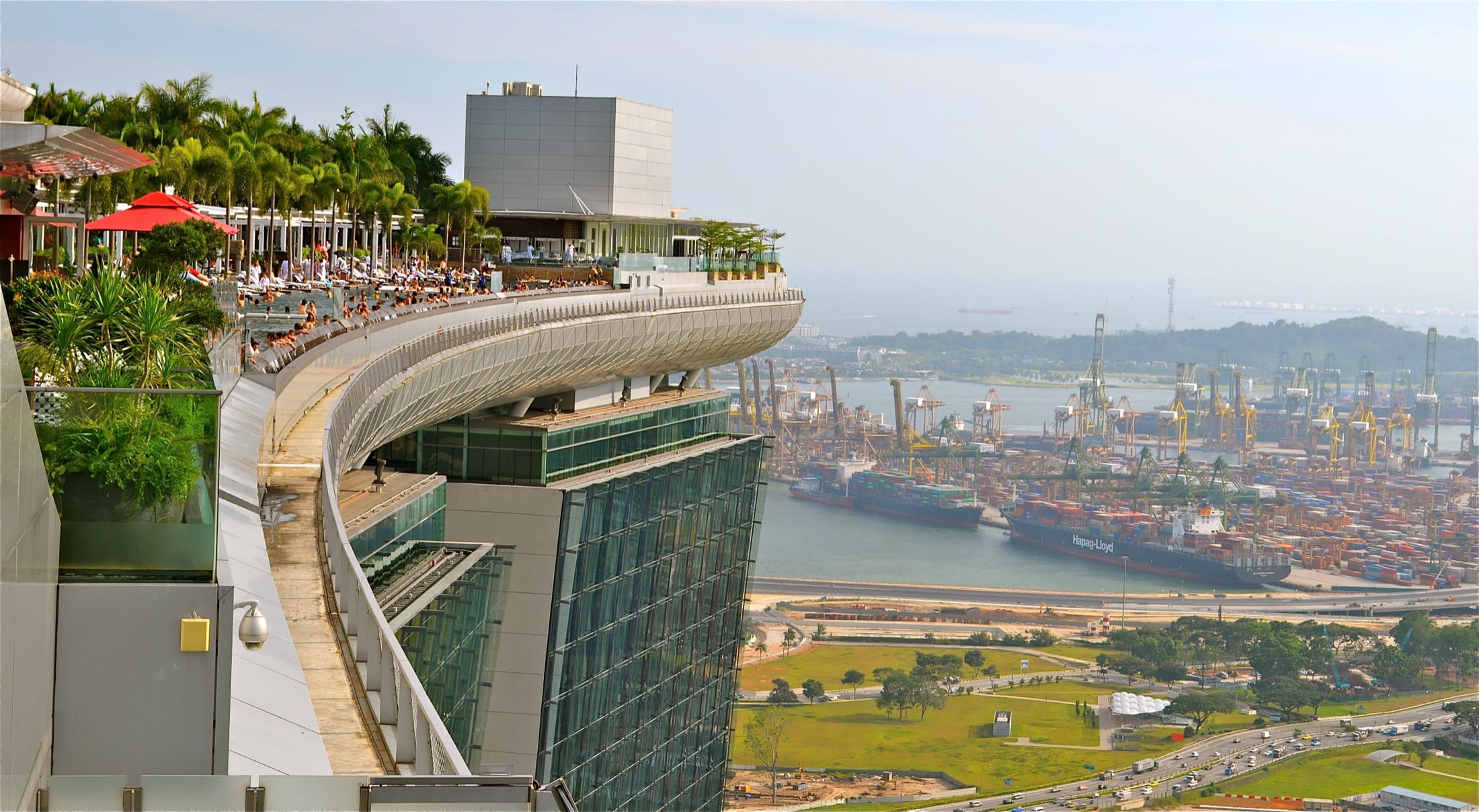 Le SkyPark de Marina Bay Sands et sa terrasse panoramique en porte-à-faux, au sommet des trois tours. (Photo Sarah Ackerman, CC BY)