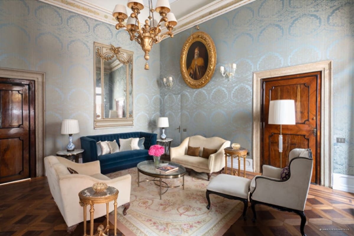 Salão de uma suíte do Hotel Danieli com tecidos venezianos