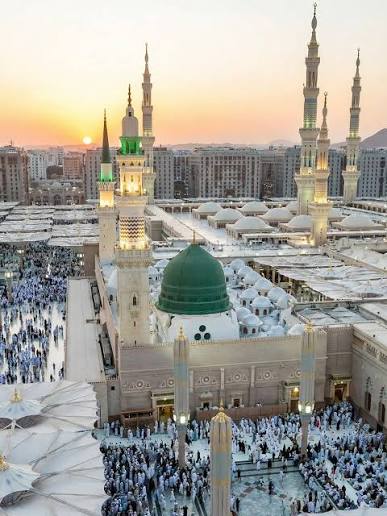 Group of pilgrims at the Kaaba